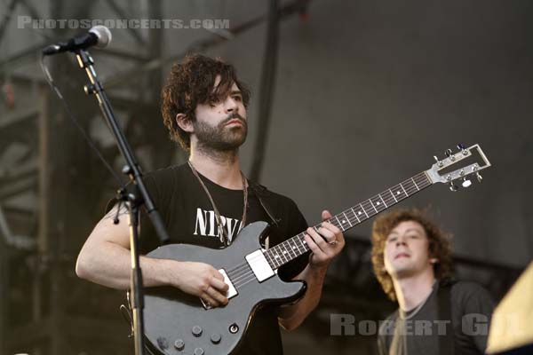 FOALS - 2010-08-27 - SAINT CLOUD - Domaine National - Scene de la Cascade - Yannis Philippakis - Walter Gervers